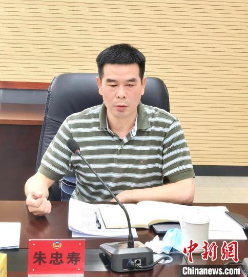 第一提案人朱忠壽交流發(fā)言。　張小軍 攝